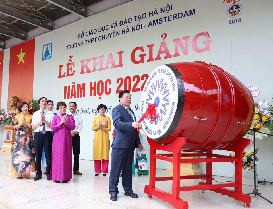 Bí thư Thành ủy Hà Nội đánh trống khai giảng năm học mới tại Trường THPT Chuyên Hà Nội - Amsterdam